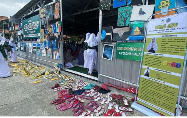 Pembiasaan terkait dengan Sekolah Jujur Sekolah Saya yang fokus pada penanaman dan penguatan 9 nilai Anti Korupsi pada Peserta Didik di SMPN 14 Semarang